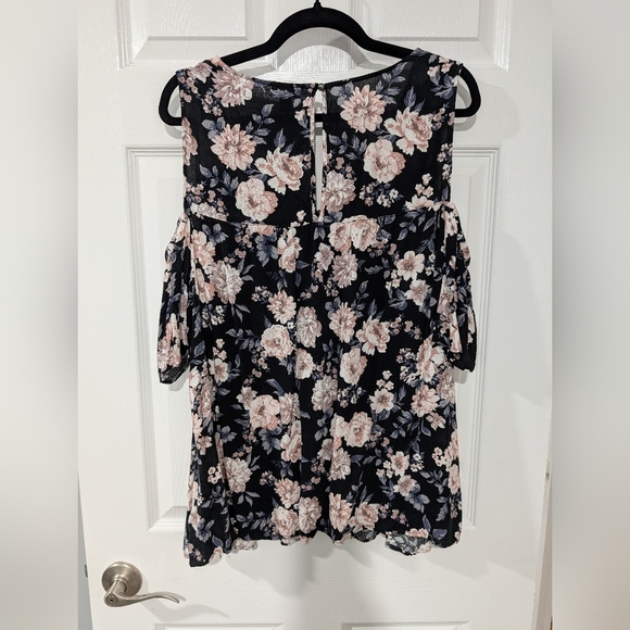Torrid Black Floral Textured Woven With Eyelet Trim Cold Shoulder Top Size 1 - Picture 11 of 15